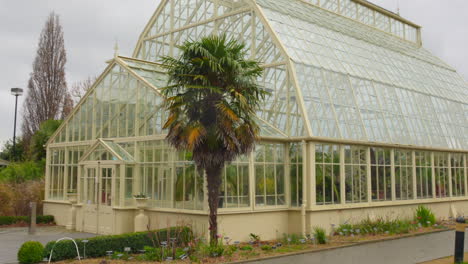 Profilansicht-Des-Gewächshauses-Des-Botanischen-Gartens-In-Glasnevin,-Irland-An-Einem-Bewölkten-Tag