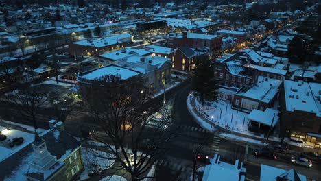 Beleuchtung-Der-Amerikanischen-Stadt-In-Der-Abenddämmerung-Im-Winterschnee