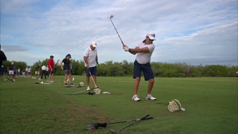 Cámara-Lenta-De-Golfistas-Latinos-Calentando-Y-Entrenando-Para-Un-Torneo-Abierto-O-En-Cancún-México