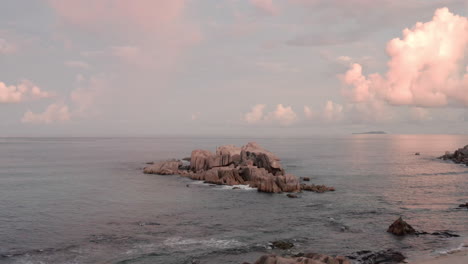 Spectacular-rock-formations-in-the-Indian-ocean-in-Seychelles,-Africa