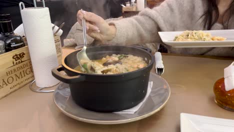 La-Comida-Busca-Ansiosamente-Un-Plato-Humeante-Y-Delicioso,-Seleccionando-Cuidadosamente-Una-Porción-De-Su-Plato-Con-Anticipación.