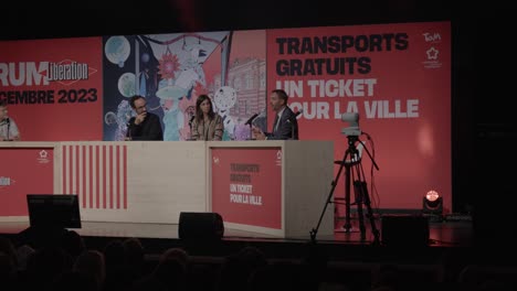 Figuras-Públicas-Anunciando-Y-Hablando-Sobre-El-Transporte-Público-Gratuito-En-Montpellier,-Francia.