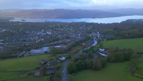 Toma-Panorámica-Con-Drones-De-Windermere,-Un-Pueblo-Que-Forma-Parte-Del-Parque-Nacional-Del-Distrito-De-Los-Lagos,-Ubicado-En-Cumbria,-Al-Noroeste-De-Inglaterra-En-El-Reino-Unido.