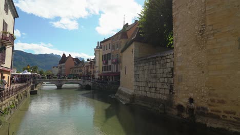 Le-Palais-de-I'Île-whose-shape-matches-that-of-the-island,-ending-in-a-spindle-like-a-ship's-bow,-was-built-in-the-twelfth-and-thirteenth-centuries