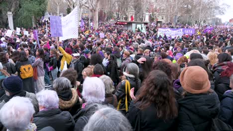 Miles-De-Personas-Participan-En-Una-Manifestación-En-El-Día-Internacional-De-La-Mujer.