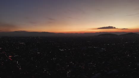 Sonnenuntergang-Pracht-In-Ecatepec,-Einbruch-Der-Nacht-Hüllt-Metropollandschaft-Von-CDMX