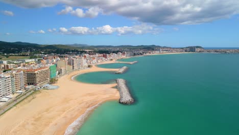 Desde-Arriba,-Calonge-Revela-Su-Pintoresca-Mezcla-De-Aguas-Azules-Del-Mediterráneo-Y-Acantilados-Escarpados.