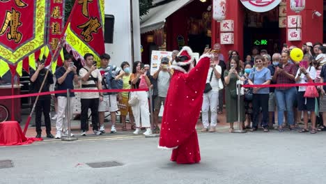 Face-or-mask-changing-performer-performing-in-Chinatown,-Singapore