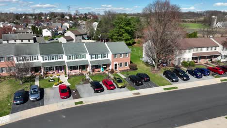 Row-of-Houses-in-American-Suburbia-with-parking-cars-at-sunlight