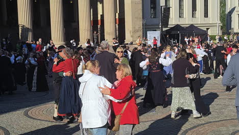 Gente-En-El-Centro-De-Oslo,-Noruega,-Bailando-Durante-La-Celebración-Del-Día-Nacional-De-La-Constitución.