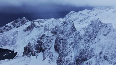 Vista-Aérea-Del-Hermoso-Paisaje-De-La-Montaña-Nevada-De-Noruega-Durante-El-Invierno