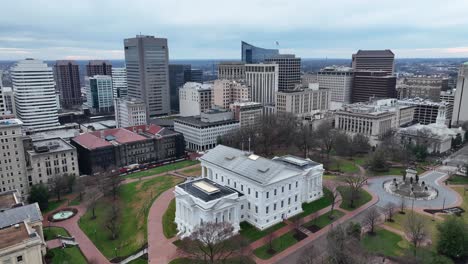 Virginia-capitol-building-in-downtown-Richmond,-VA