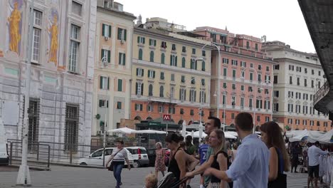 Gruppen-Von-Menschen,-Die-An-Einem-Warmen-Sommernachmittag-In-Italien-über-Die-Piazza-Gehen