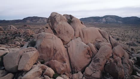 Drohne-Umkreist-Eine-Schroffe-Felsformation-Im-Joshua-Tree-Nationalpark