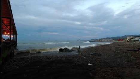 Vueltas-De-Tiempo-Del-Mar-Negro-En-La-Costa-De-Batumi-Junto-Al-Mercado-De-Pescado