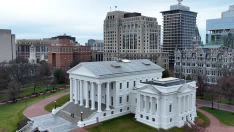 Aerial-descending-shot-of-Virginia-capitol-building-in-downtown-Richmond,-VA
