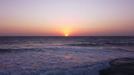 Meereslandschaft-Sonnenuntergang-über-Horizont-Dämmerung-Abend-Blau-Rosa-Himmel-Wunderbare-Meereslandschaft-Weite-Sicht-Landschaft-Des-Wassers-Abenteuer-Luftaufnahme-Drohne-Reise-Zum-Küstenstrand-Panoramablick-In-Der-Iranischen-Natur