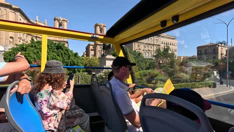 Bus-tour-execution-in-the-Palermo-city-centre,-in-Sicily-Italy