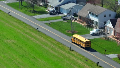 Amerikanischer-Gelber-Schulbus-Auf-Der-Straße-Im-Ländlichen-Wohngebiet