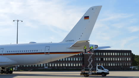 Tripulación-Realizando-Inspecciones-En-El-Airbus-De-La-Luftwaffe-Alemana-En-Un-Día-Soleado,-Colonia