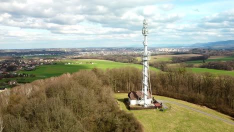 Okrouhlá-Observation-Tower-Over-Hilltop-In-Staric,-Czech-Republic