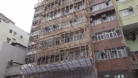 Foto-Inclinada-Hacia-Arriba-De-Un-Edificio-De-Andamios-De-Bambú-En-Proceso-De-Construcción-En-Hong-Kong