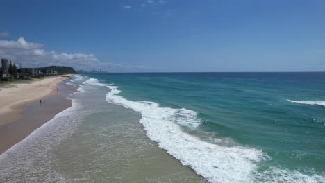 Waves-Coming-To-The-Shoreline-Of-Beach-In-Palm-Beach,-Gold-Coast,-Australia