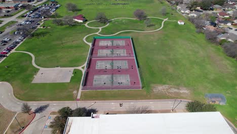 Dies-Ist-Ein-Luftbildvideo-Einiger-Tennisplätze-Zwischen-Dem-Lake-Dallas-City-Park-Und-Der-Lake-Dallas-Middle-School