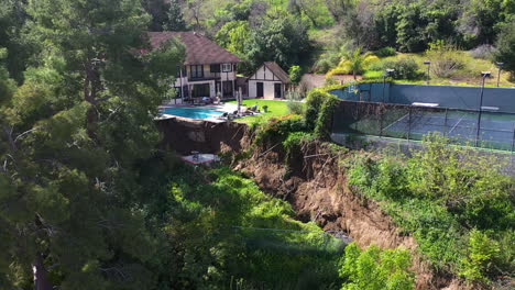 Toma-De-Drone-De-Un-Deslizamiento-De-Tierra-Destruyó-Una-Villa-De-Un-Millón-De-Dólares-En-Los-Ángeles,-EE.UU.