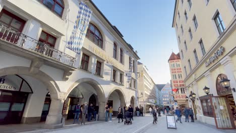 Außenansicht-Des-Berühmten-Hofbräuhauses-In-Der-Münchner-Altstadt-An-Sonnigen-Tagen