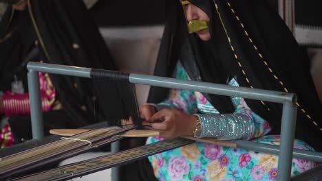 Mujer-Tejiendo-Una-Alfombra-En-Un-Telar-Tradicional-Del-Medio-Oriente