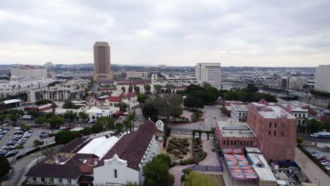 Vista-Aérea-De-La-Union-Station-De-Los-Ángeles-Y-Los-Edificios-Del-Vecindario,-El-Centro-De-Tránsito-Y-El-Edificio-Histórico,-California,-EE.UU.