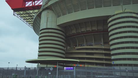 San-Siro,-Llamativa-Fachada-Con-Altísimas-Columnas,-Majestuosa-E-Imponente