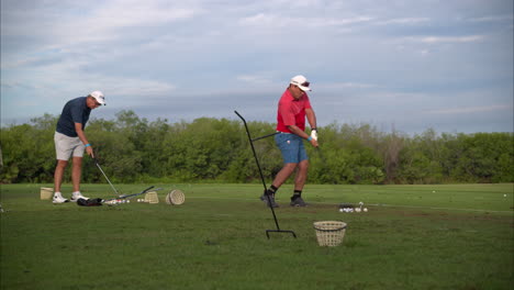 Cámara-Lenta-De-Un-Par-De-Golfistas-Latinos-Mexicanos-Practicando-Su-Swing-Usando-Un-Driver