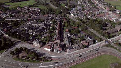 Coches-Que-Pasan-Por-La-Carretera-De-Circunvalación-Que-Rodea-El-Barrio-Residencial-De-Hoven-En-Zutphen,-Países-Bajos