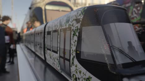 Modellstraßenbahn-Umgeben-Von-Menschen-Zur-Eröffnung-Des-Kostenlosen-Transports-In-Montpellier