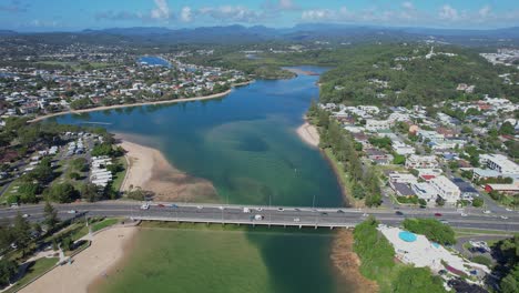 Puente-Sobre-El-Arroyo-Tallebudgera-En-Un-Día-Soleado-En-Gold-Coast,-Queensland,-Australia