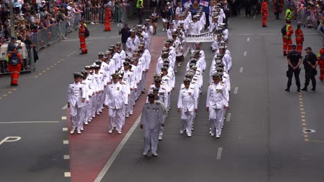 TS-Gayundah,-Australische-Marinekadetten-Marschieren-Bei-Der-Anzac-Day-Parade-Die-Straße-Hinunter-Und-Erinnern-An-Diejenigen,-Die-Während-Kriegskonflikten-Gedient-Und-Opfer-Gebracht-Haben