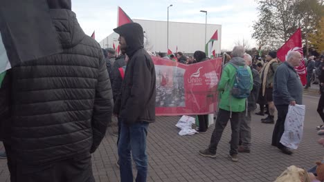Únete-Con-Su-Pancarta-En-Una-Protesta-A-Favor-De-Palestina-En-Glasgow