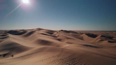 Drones-Volando-En-Las-Dunas-De-Arena-De-Glamis-En-El-Desierto-De-California-Mientras-Persiguen-Buggies-De-Dunas