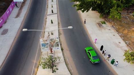 Vista-Aérea-Volando-Sobre-La-Rotonda-De-La-Autopista-Desde-La-Entrada-Del-Arco-22-De-La-Ciudad-De-Banjul,-Gambia