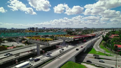 Drohnenansicht-Des-Brückenbaus-über-Der-Autobahn-In-Der-Stadt-Miami,-Florida