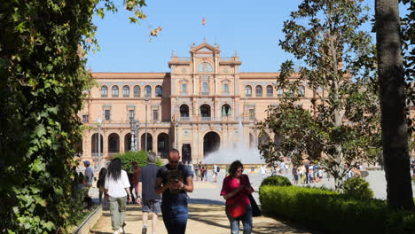 Turistas-Paseando-Por-La-Famosa-Plaza-De-España-En-Un-Día-Soleado-En-Sevilla,-España