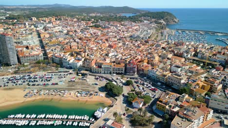 Las-Perspectivas-Aéreas-De-Palamós-Revelan-La-Belleza-Escarpada-De-Sus-Acantilados-Costeros,-Ofreciendo-Impresionantes-Vistas-Del-Mar-Mediterráneo.