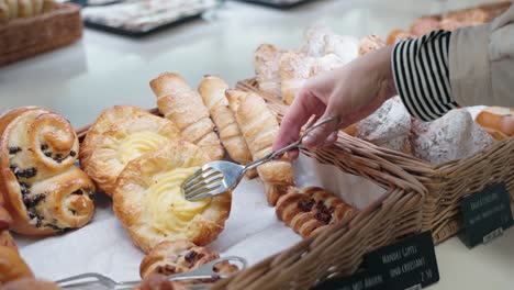 Nahaufnahme-Der-Hände,-Die-Am-Frühen-Morgen-Gebäck-Nehmen