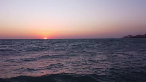 Alta-Mar-Ola-Surf-Agua-Deporte-Aventuras-Viajar-Visitar-Océano-Paisaje-Atardecer-Azul-Rosa-Crepúsculo-Aéreo-Disparo-De-Drone-Volar-Sobre-Mar-Olas-Horizonte-Horizonte-Pacífico-Golfo-Qatar-Turismo-Atracción-Recurso