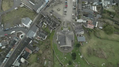 Clones-Town-Und-Historische-Kirche,-Monaghan,-Irland,-Bewölkter-Tag,-Luftbild