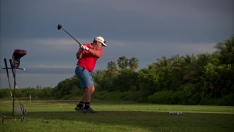 Zeitlupe-Eines-Mexikanischen-Lateinamerikanischen-Golfers,-Der-An-Einem-Schönen-Morgen-Mit-Einem-Driver-Schwingt-Und-Einen-Ball-Hart-Schlägt