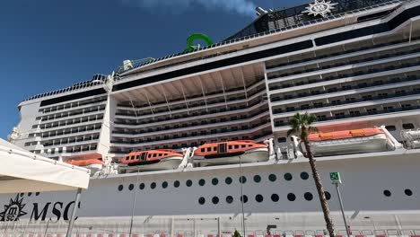 Panning-shot-of-MSC-Grandiosa-cruise-liner-in-Palermo-port