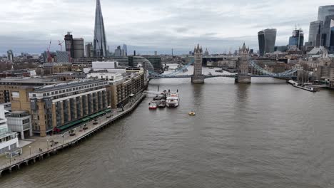 Tower-Bridge,-London,-Großbritannien,-Drohne,-Luftaufnahme-über-Die-Themse